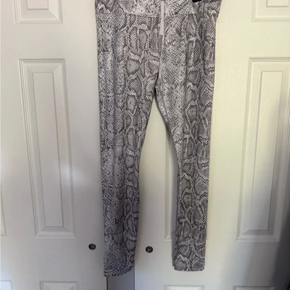 Nike Women's Snake Print Leggings - White and Gray - Picture 4 of 7